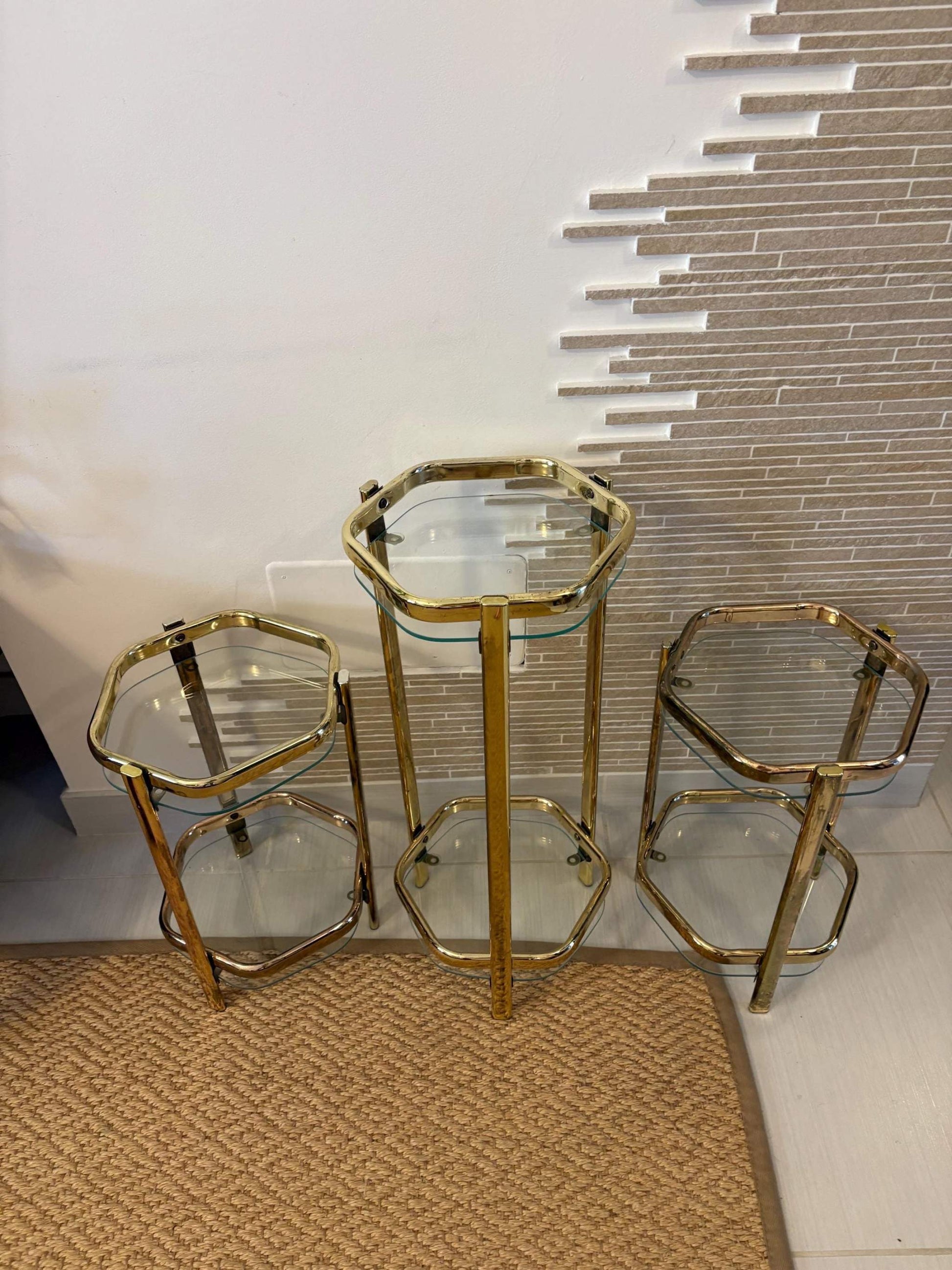 Set di 3 tavoli vintage da comodino in ottone e vetro stile barocco italiano art deco