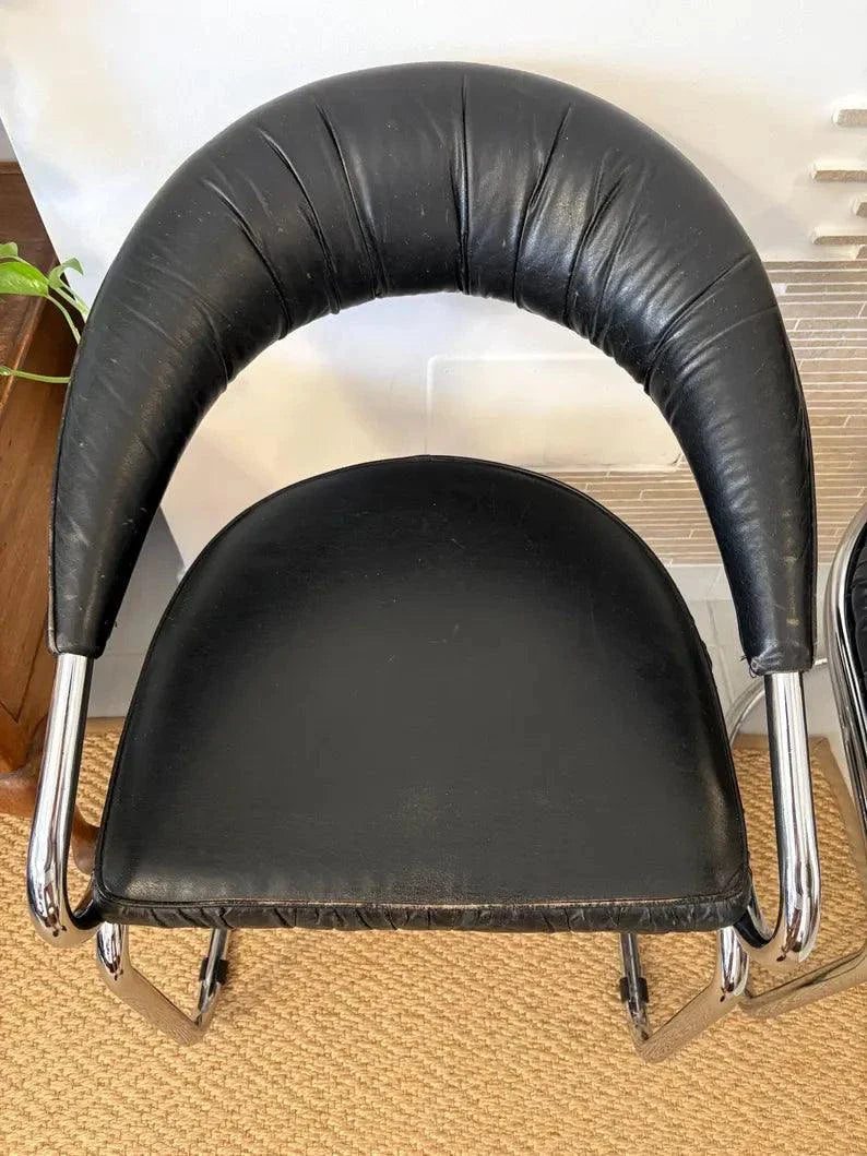 Sedia vintage Giotto Stoppino in pelle nera con struttura tubolare in acciaio cromato stile mid-century Wassily.