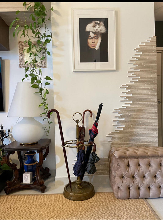 Portaombrelli vintage italiano in ottone massiccio, design classico, dettaglio artigianale, elegante e funzionale per interni.