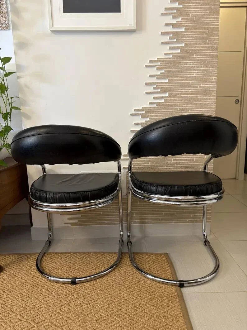 Coppia di sedie vintage Giotto Stoppino in pelle con struttura tubolare in acciaio cromato stile mid-century Wassily.