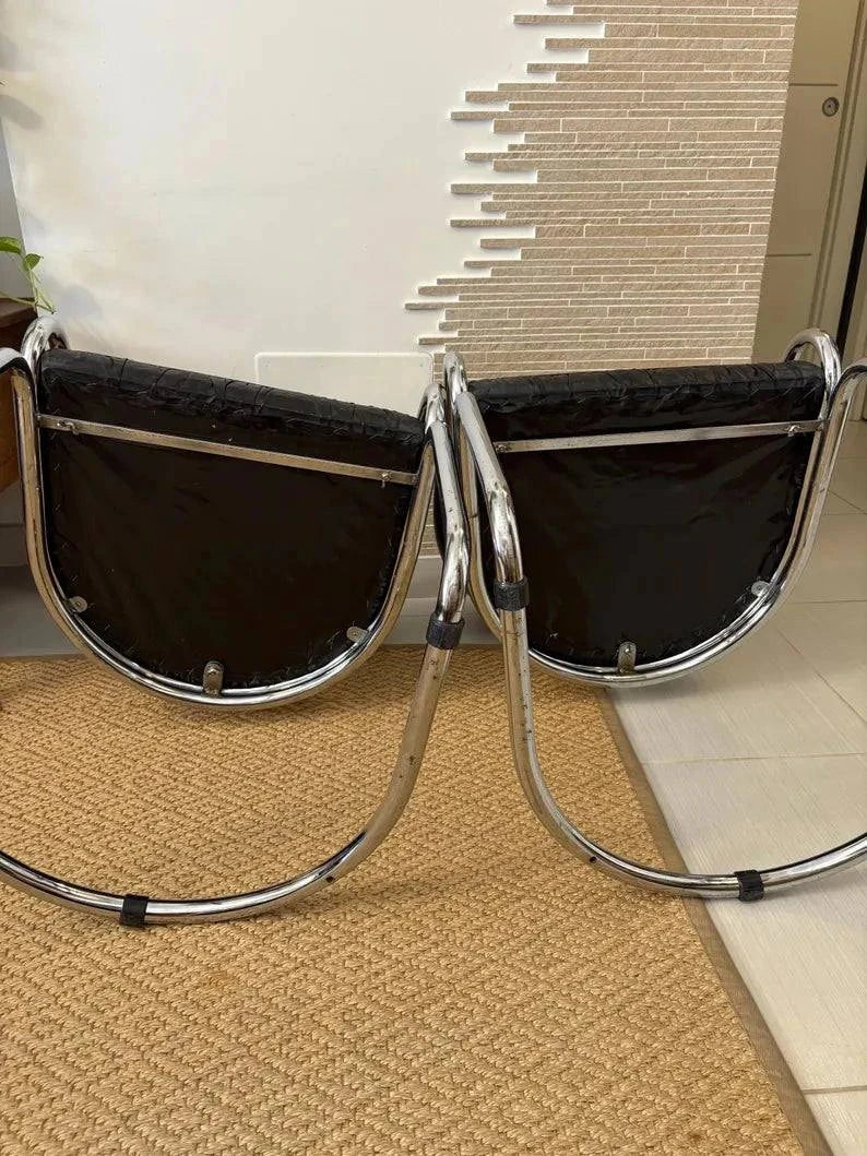 Due sedie in pelle nere vintage con struttura in acciaio tubolare cromato stile mid-century di Giotto Stoppino vista posteriore
