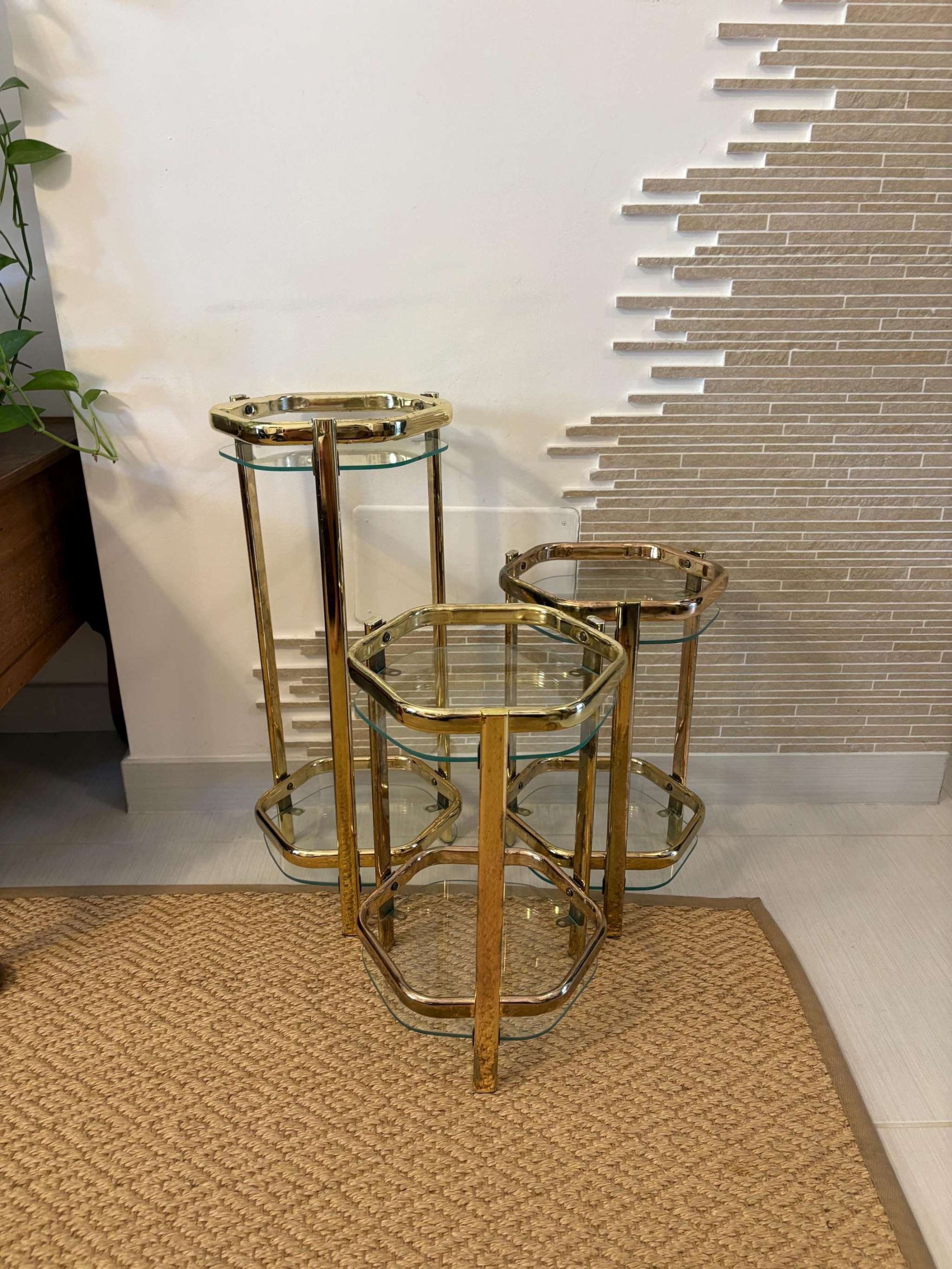 Set di tavolini vintage da comodino in ottone e vetro, design italiano mid-century, stile barocco e art déco.