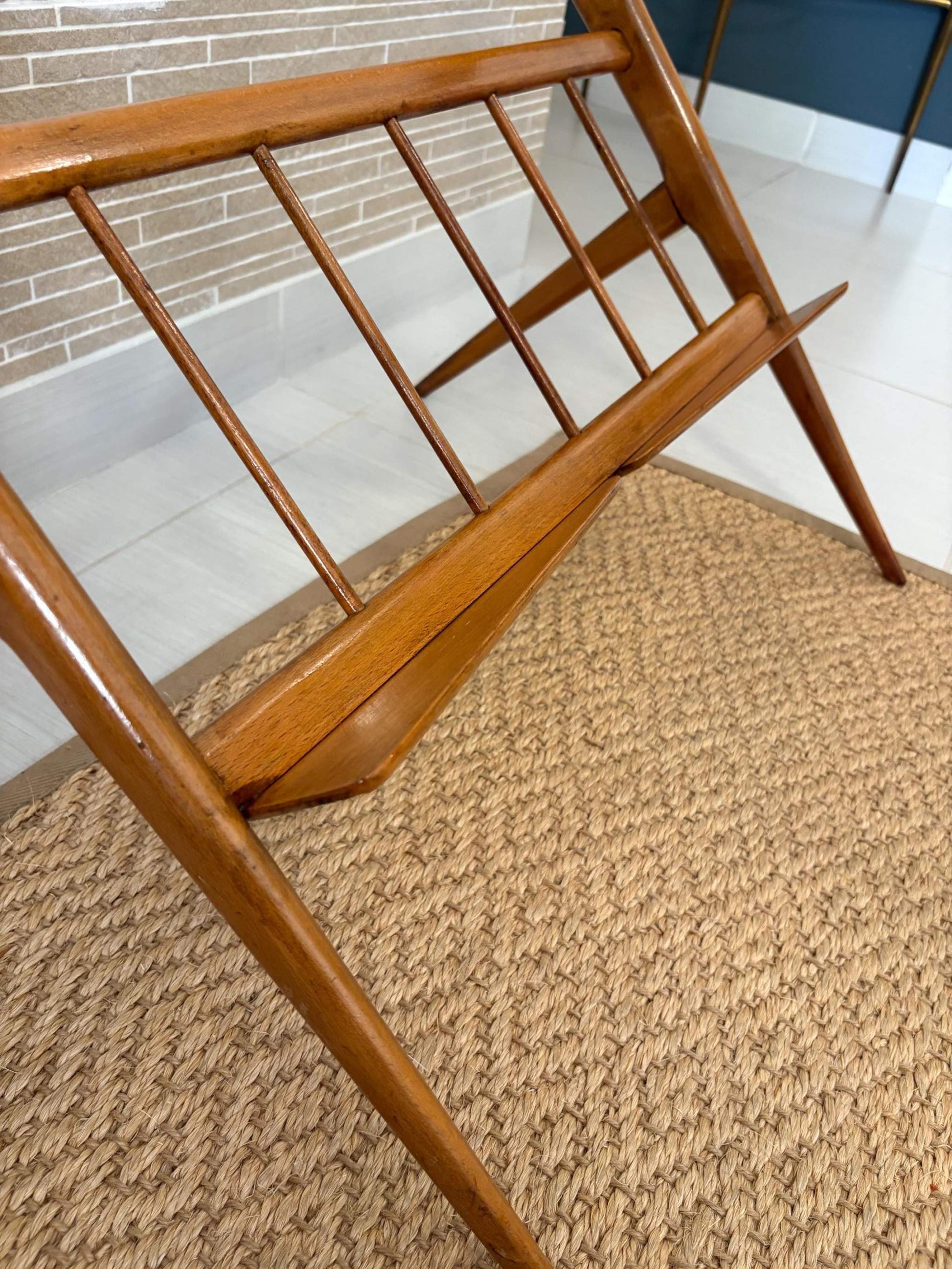 tavolo vintage da comodino in legno stile mid century con porta riviste integrato e design italiano elegante