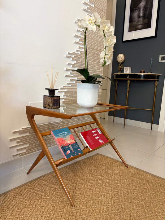 Tavolino vintage da comodino in legno chiaro stile Ico Parisi con piano in vetro e portariviste integrati design mid century italiano