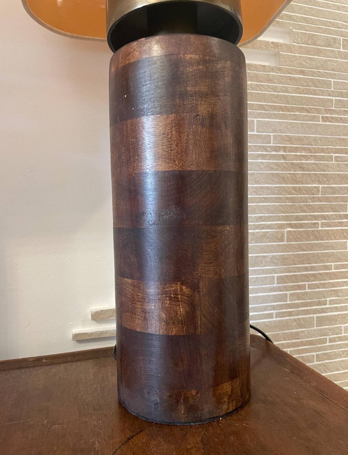 lampada da tavolo vintage design deco con base cilindrica in legno scuro e dettaglio in metallo effetto ottone antico
