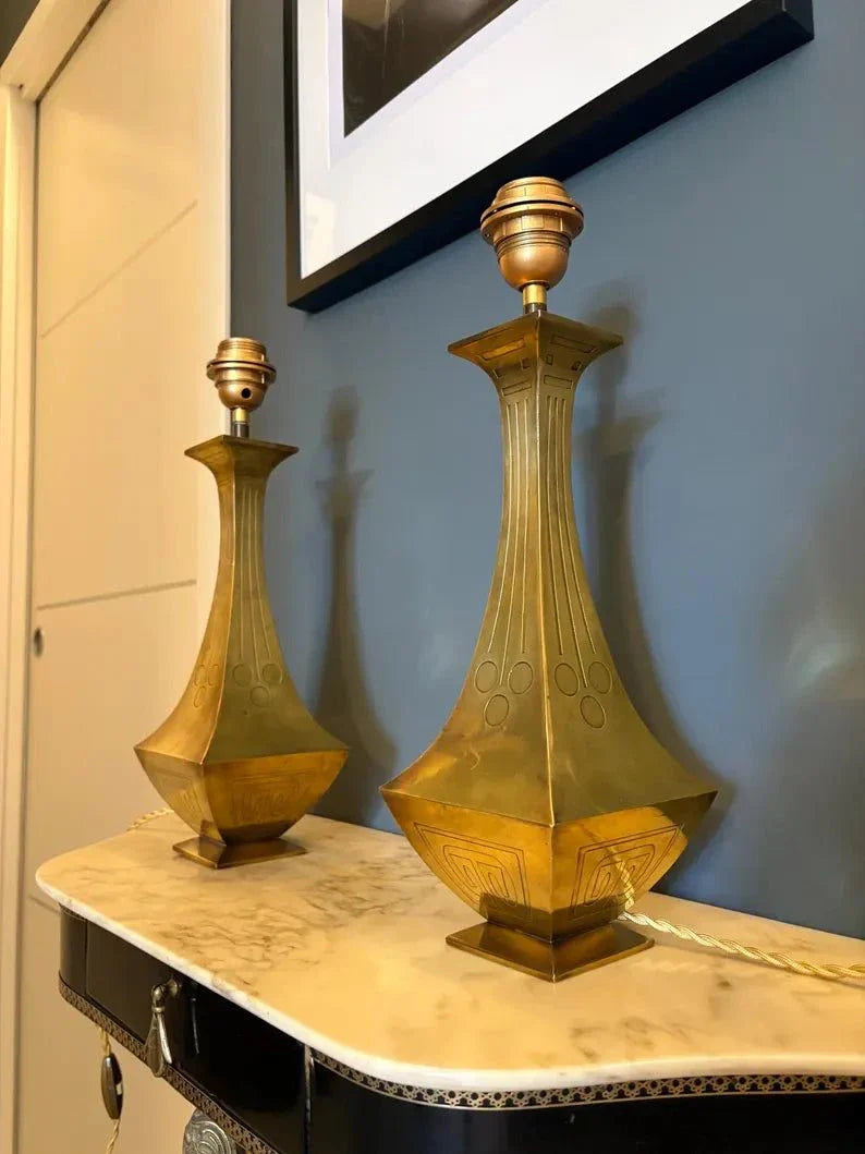 lampada da scrivania vintage in ottone stile space age design anni '70 senza paralume su tavolo marmo