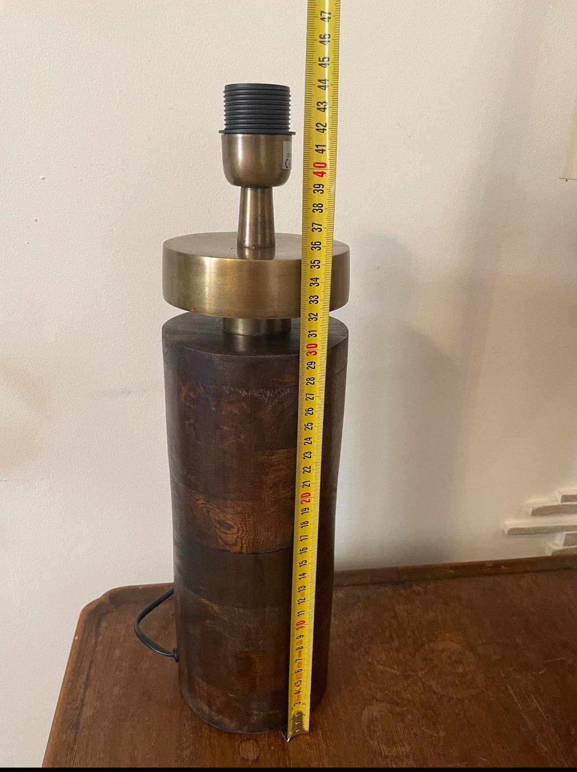 lampada da tavolo design vintage deco base cilindrica legno scuro finitura ottone anticato elegante ricercata interni retro e moderni