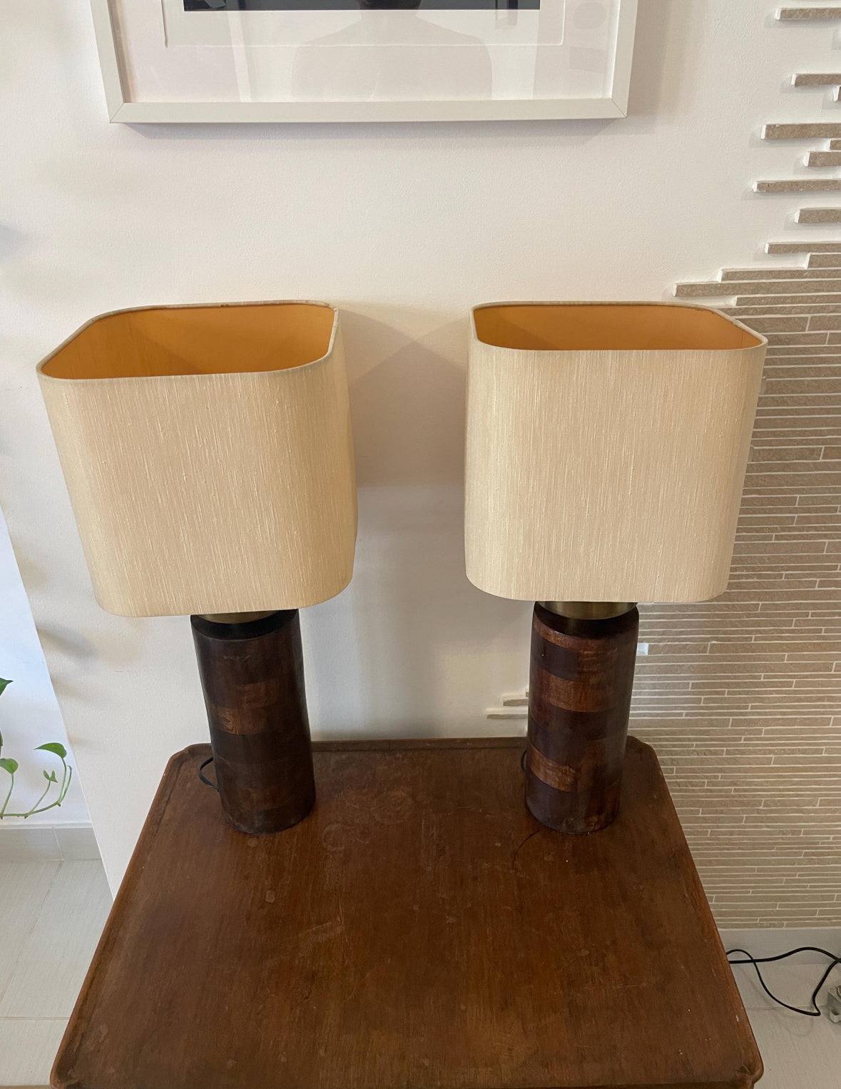 coppia di lampade da tavolo vintage design deco con base in legno scuro e paralume beige senza ombrello elegante stile metà secolo