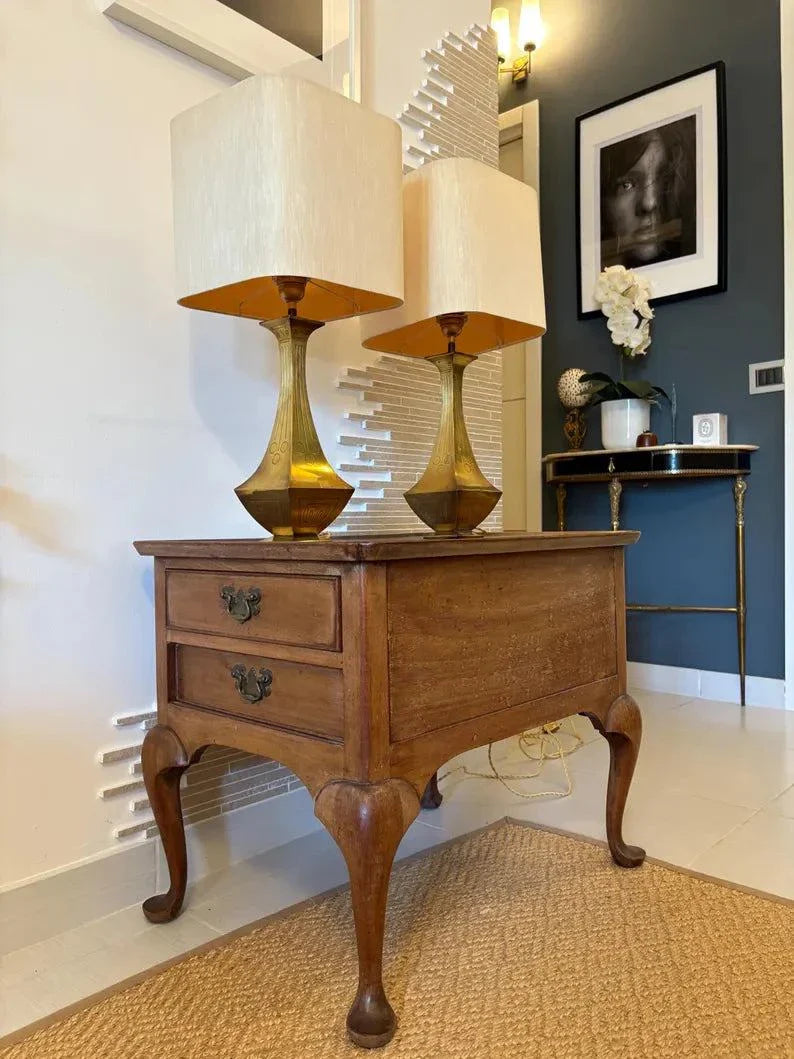 Lampada da scrivania vintage in ottone stile Space Age con paralumi beige, design Mid-Century Bauhaus, su tavolo antico in legno.
