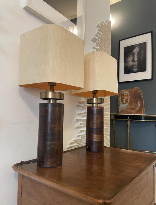 coppia di lampade da tavolo vintage design deco con basi cilindriche in legno scuro e dettagli in metallo effetto ottone anticato senza paralume