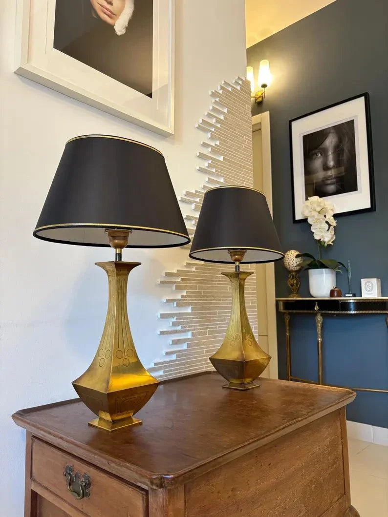 Lampade da tavolo vintage in ottone stile Space Age con paralumi neri in ambiente interno elegante