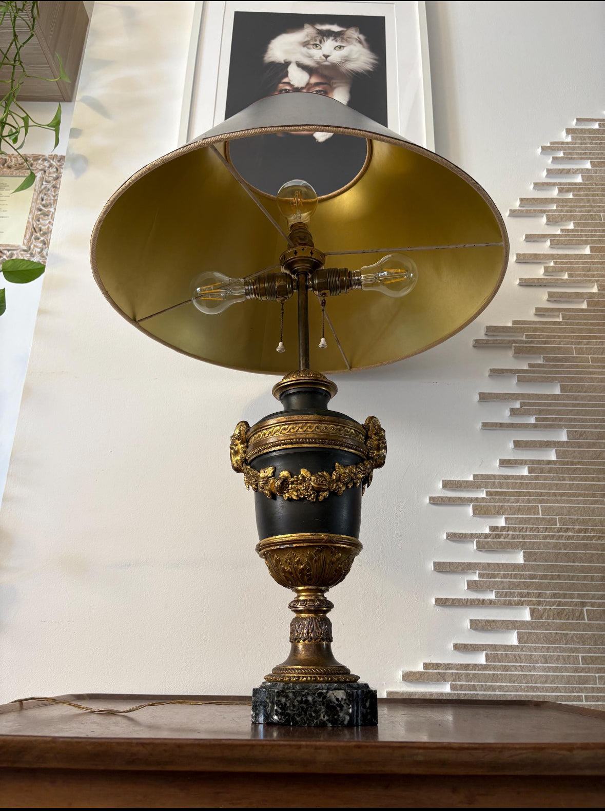 lampada da tavolo stile Impero francese in metallo nero patinato e bronzo dorato con base in marmo
