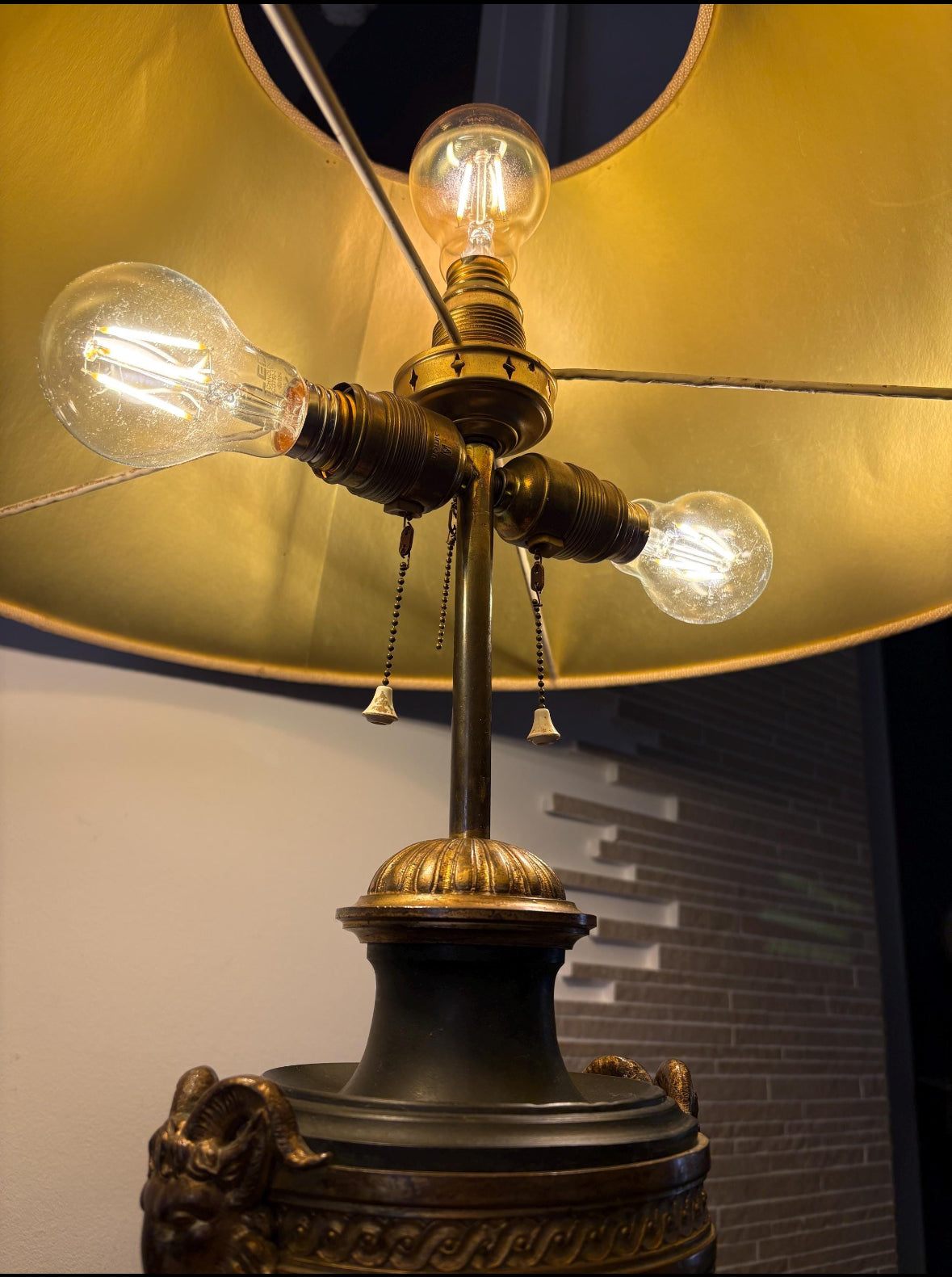 lampada da tavolo stile impero francese in ottone dorato e metallo nero con base in marmo e dettagli classici
