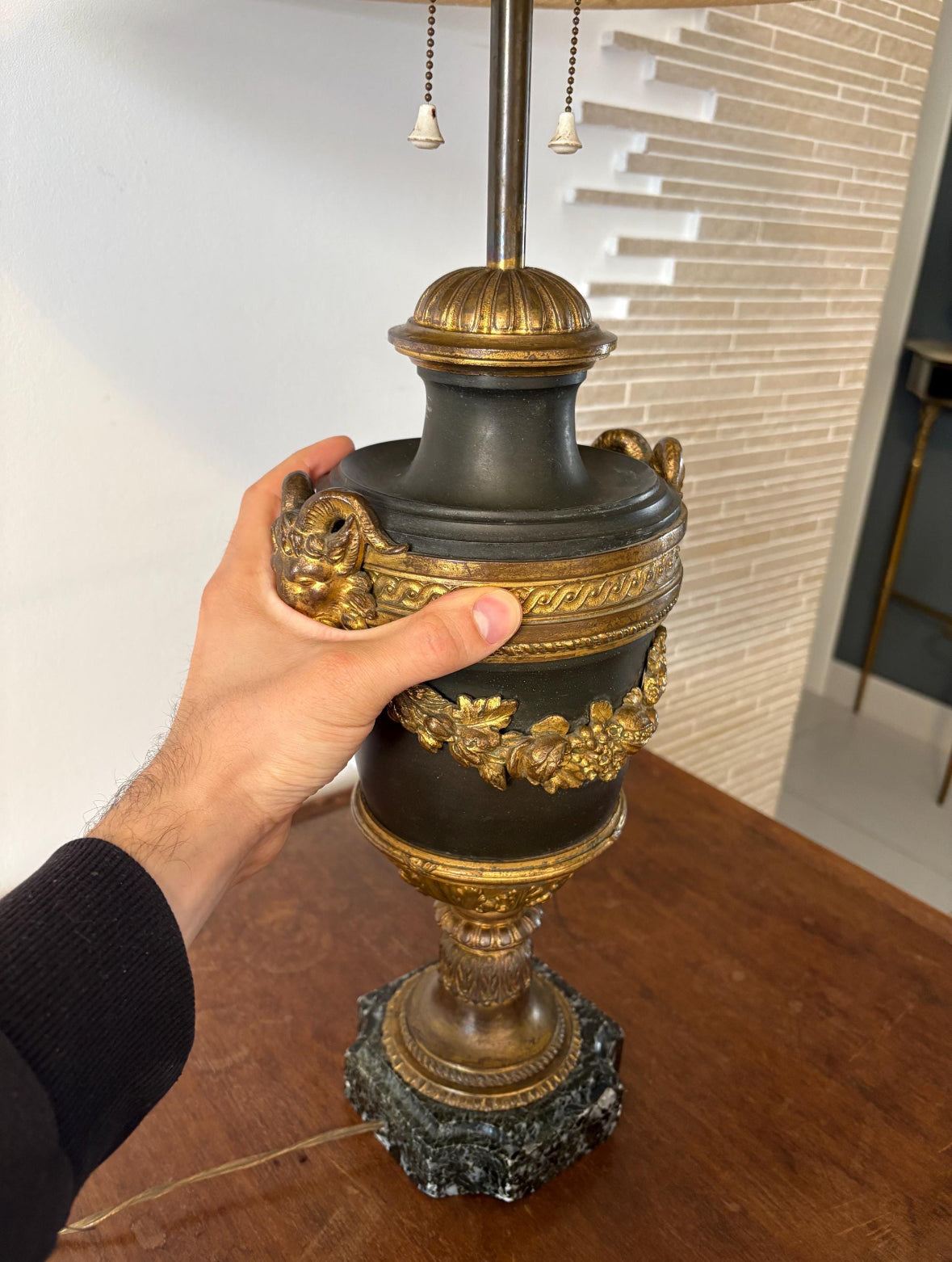 Lampada da tavolo stile Impero francese in metallo nero patinato e ottone dorato con base in marmo e decorazioni classiche.