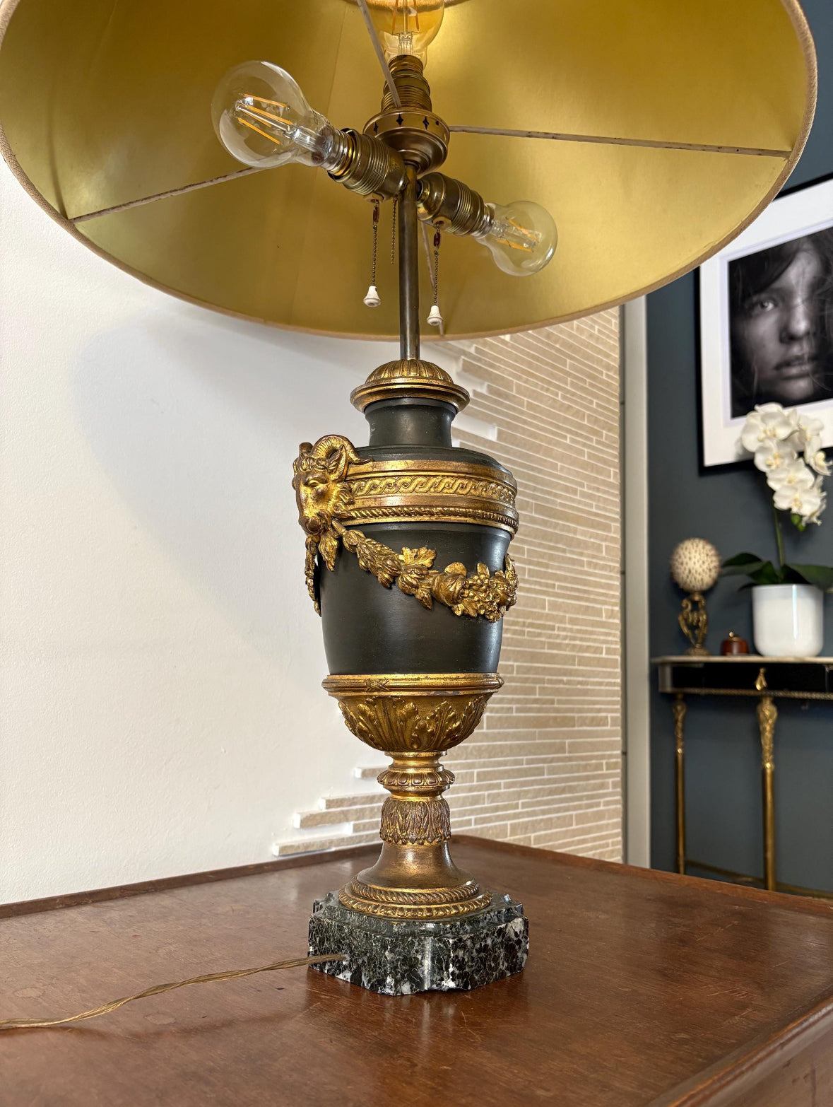 lampada da tavolo stile impero francese in metallo nero e ottone dorato con base in marmo vintage elegante