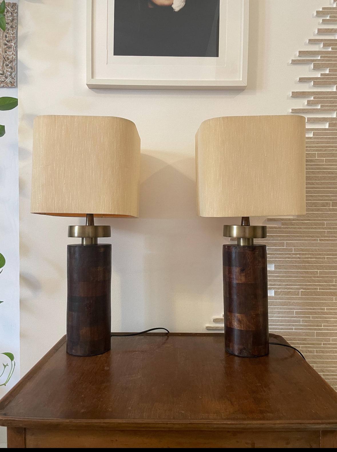coppia di lampade da tavolo vintage design deco con base cilindrica legno scuro e parti in ottone invecchiato, stile bauhaus mid century per interni eleganti