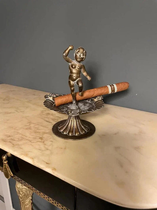 Posacenere italiano vintage in ottone con figura decorativa artigianale su base elegante, stile mid-century